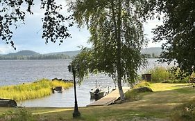 Mysig timmerstuga vid sjön Björken